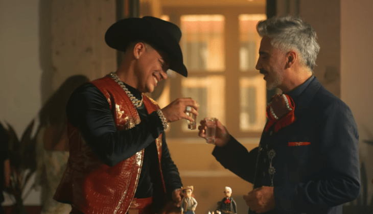 Alejandro Fernández y Eduin Caz brindando con un shot de tequila en su nuevo video de su canción Felicidades 