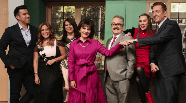el equipo de conductores de Ventaneando posan sonrientes todos de pie en el foro del programa Paty Chapoy y Daniel Bisogno se chocan los puños divertidos