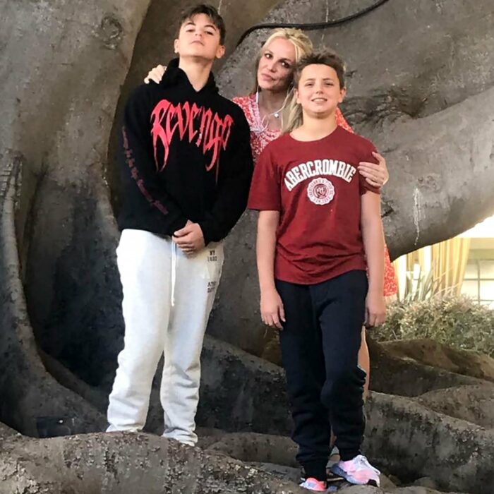 Britney Spears junto a sus hijos adolescentes posan debajo de un árbol