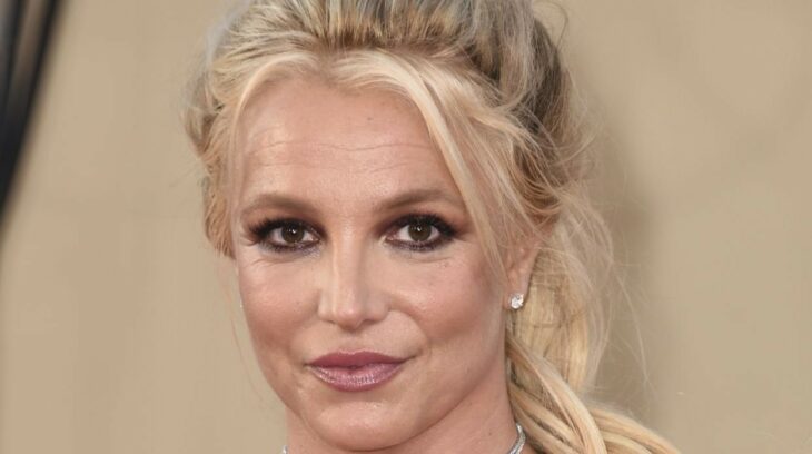 imagen del rostro de Britney Spears lleva el cabello recogido y maquillaje 