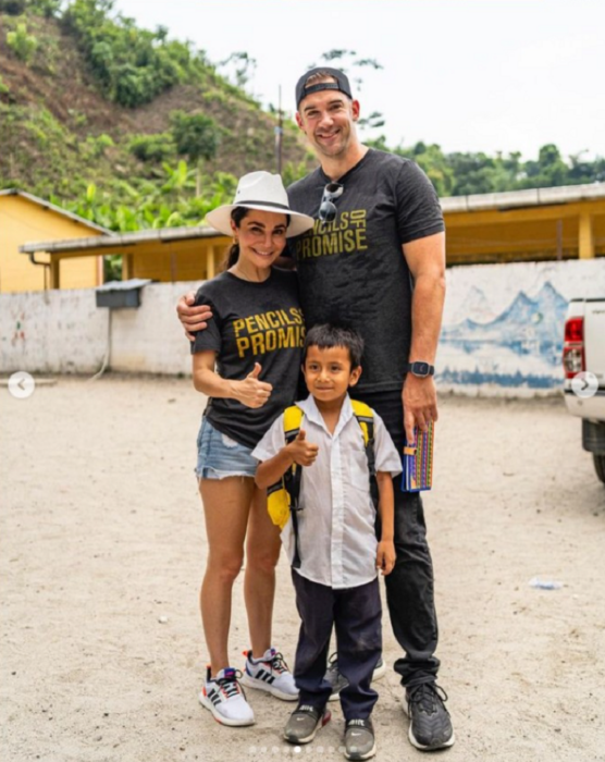 Martha Higareda y Lewis Howes en GuatemalaMartha Higareda y Lewis Howes en Guatemala posando junto a un niño de una escuela de bajos recursos