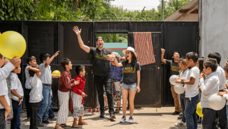 Martha Higareda y Lewis Howes en Guatemala a su llegada a una de las escuelas que visitaron los recibieron con globos amarillos 