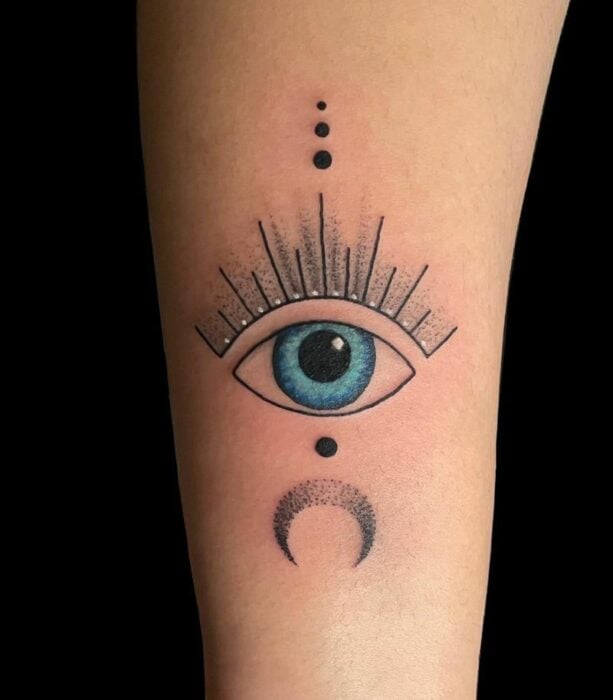 Tatuaje de un ojo de Nazar a juego con una luna y tres puntos 