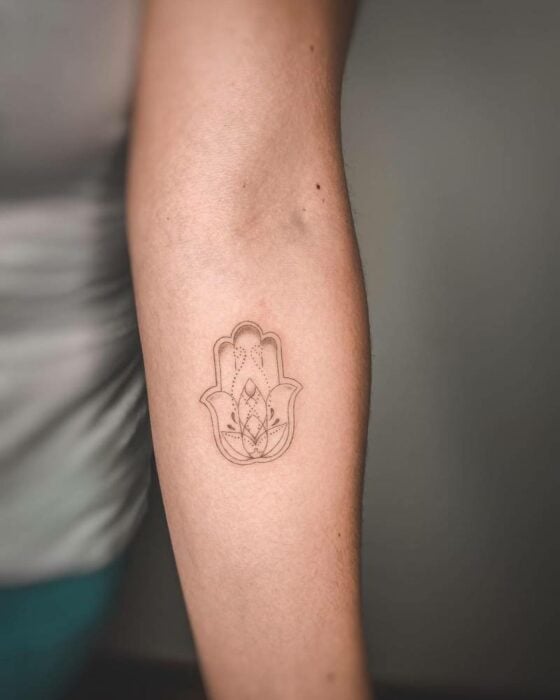 Tatuaje en el antebrazo de la mano de Fátima 