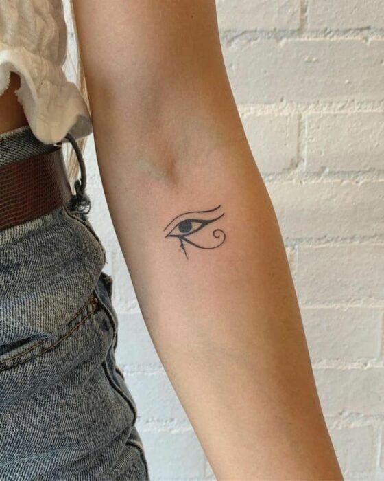 Tatuaje en un brazo con el diseño de ojo de Horus 