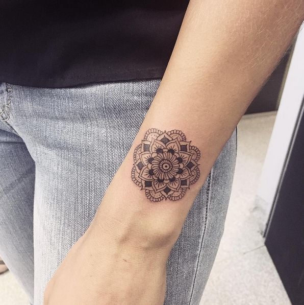 Tatuaje en la mano de una mandala 