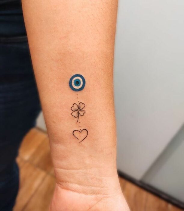 Tatuaje de un ojo de nazar combinado con un trébol y un corazón 