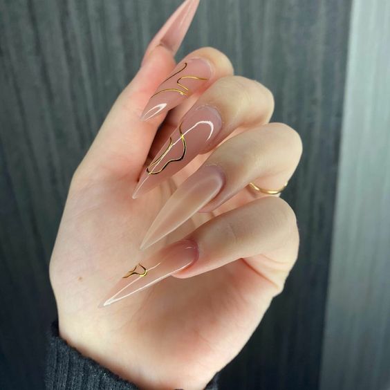 Manicura en color rosa con destellos dorados 