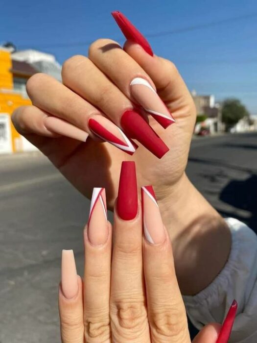 Manicura en color rojo con blanco 