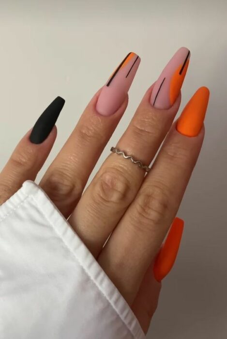 Manicura en color naranja con negro