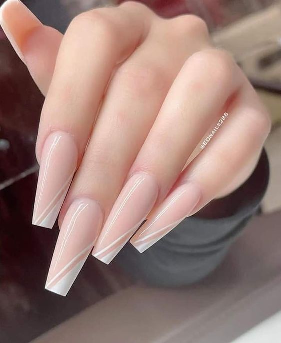 Manicura en color blanco con nude 