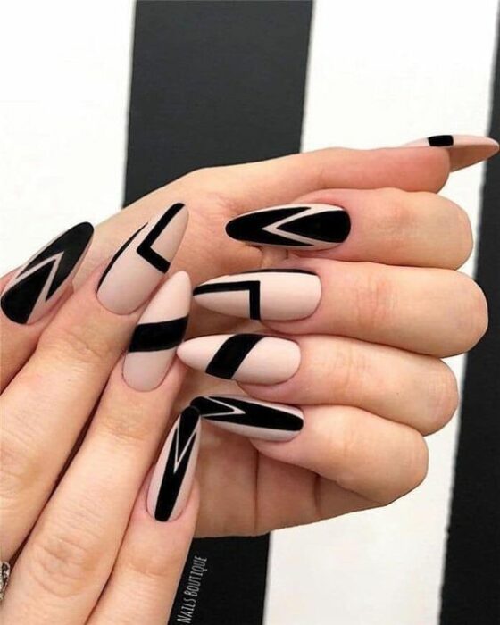 Manicura en color nude con frnajas negras 