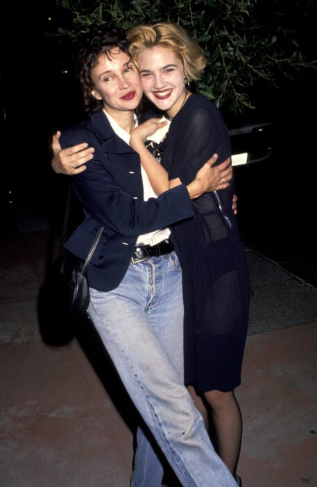 Drew Barrymore abrazada de su madre Jaid Barrymore en 1991