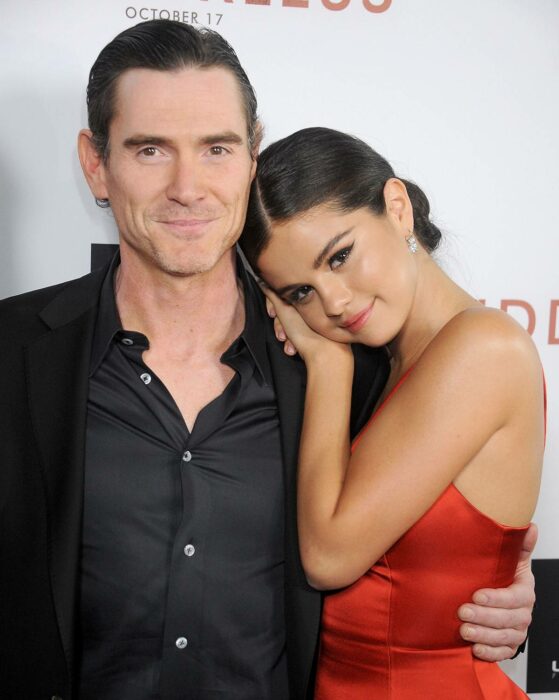 Selena Gómez con Billy Crudup abrazados en evento 