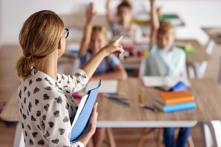 Maestra en aula de clases