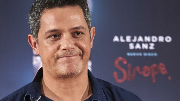 Alejandro Sanz con una mueca de leve disgusto es captado en un evento público