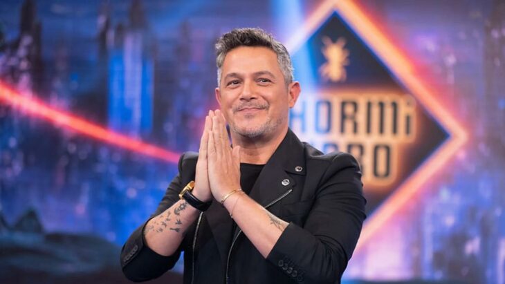 Alejandro Sanz agradece al público con las manos juntas al frente en el foro del programa El Hormiguero