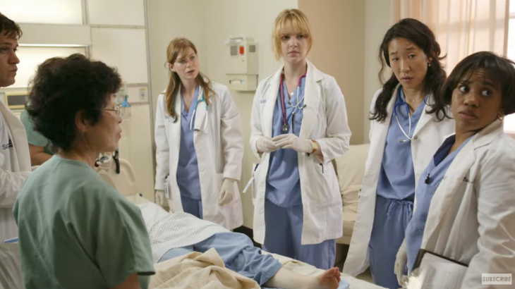 Katherine Heigl junto a Ellen Pompeo en una escena de Grey's Anatomy simulando estar en un hospital