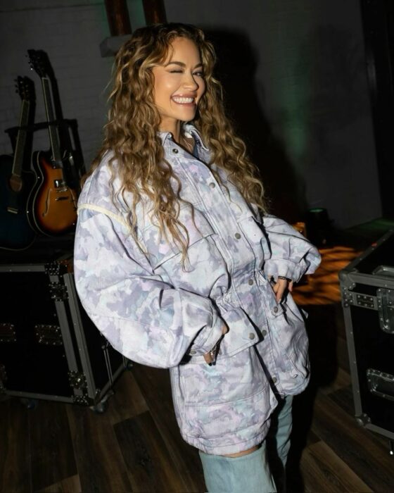 fotografía de la cantante británica Rita Ora sonriendo 
