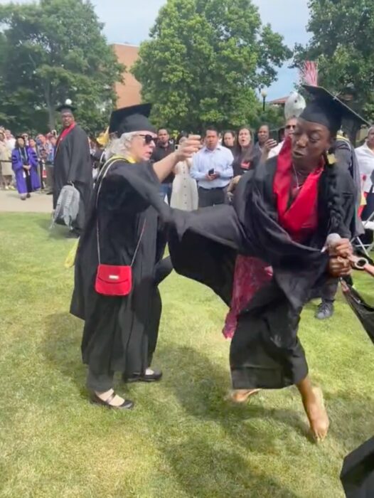 Joven protagoniza pelea con su maestra en plena graduación 