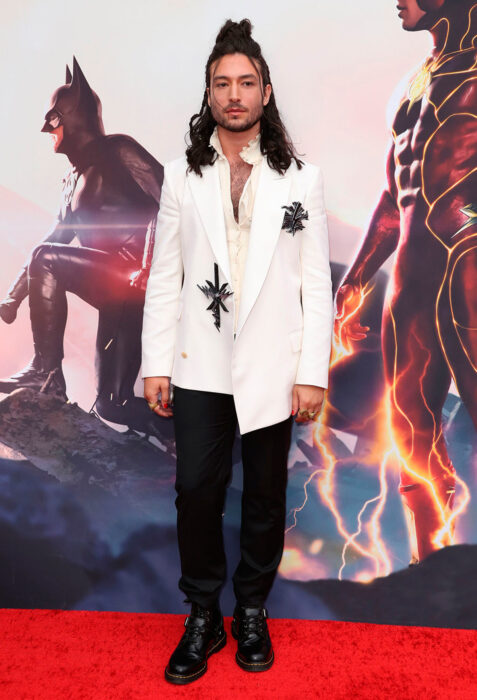 Ezra Miller posando en la alfombra roja de la premiere de la película de The Flash 