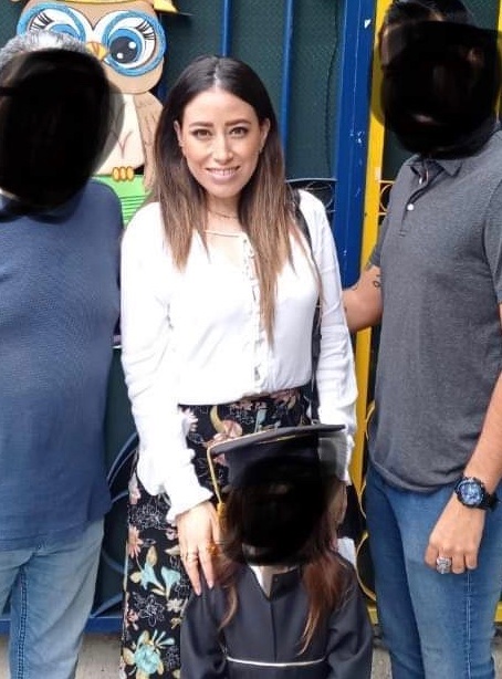 Ana Vitoria Ruiz Palacios with her daughter at the kindergarten graduation 