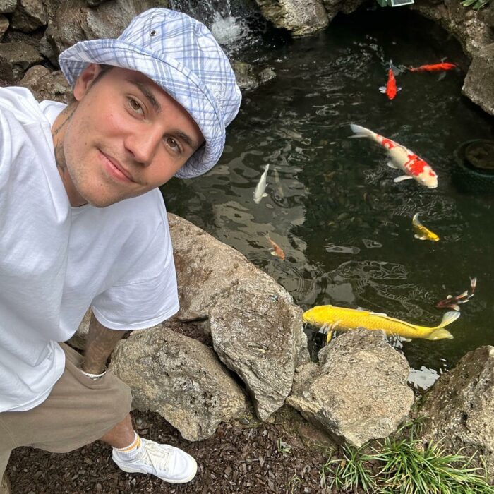Selfie de Justin Bieber mostrando unos peces 