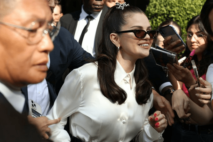 Selena Gómez dando autógrafos en Paris 