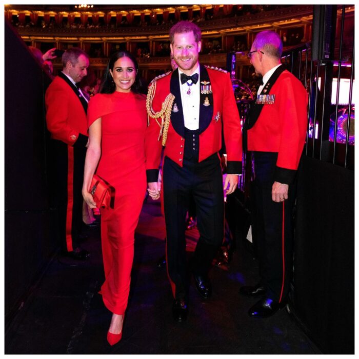 Príncipe Harry posando al lado de su esposa Meghan Markle 