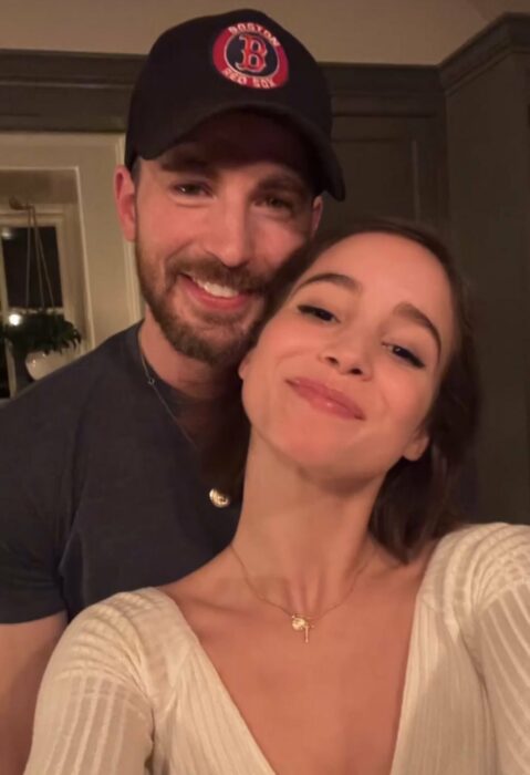 Selfie que muestra a la actriz portuguesa Alba Baptista y el actor estadounidense Chris Evans 