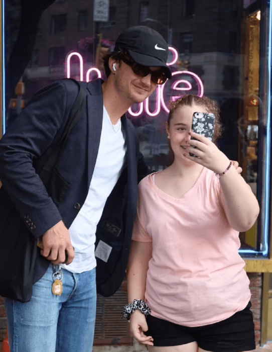 Joe Keery se toma una selfie con una fan en la calle