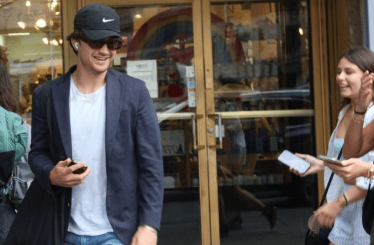 Joe Keery sonríe al ser descubierto por fans a la salida de un estudo de grabación en Nueva York lleva gorra y lentes de sol