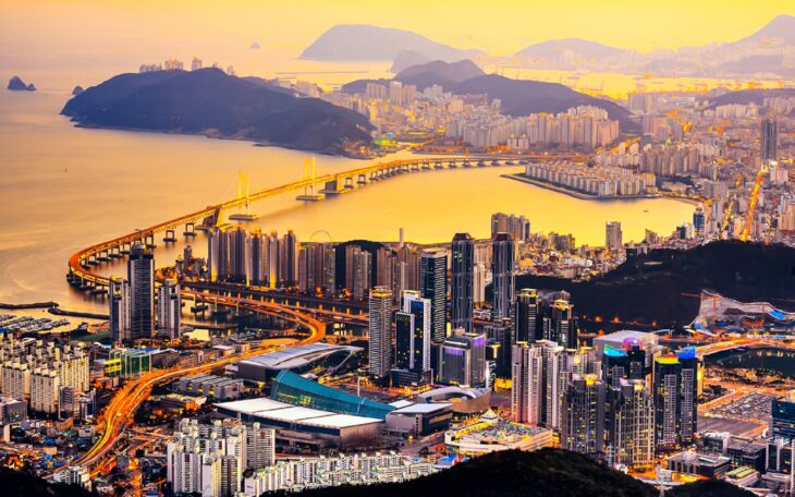 vista panorámica de la cuidad sur coreana de Busan al atardecer