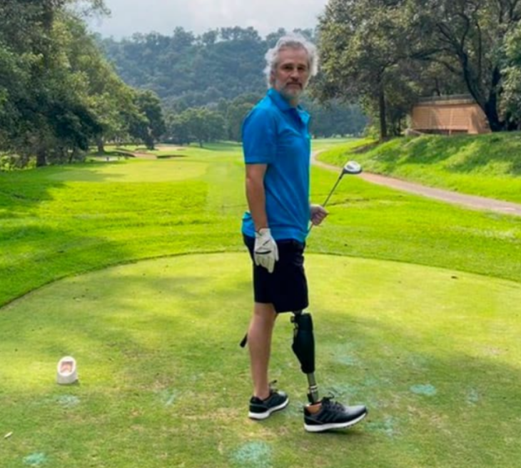 Juan Pablo Medina jugando al golf lleva una bermuda que deja al descubierto la prótesis en su pierna