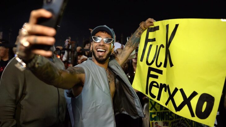 Selfie de Anuel AA con un cartel ofendiendo a Feid