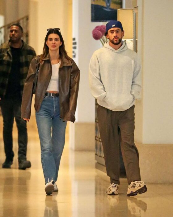 Kendall Jenner caminando al lado de Bad Bunny en lo que parece un centro comercial 