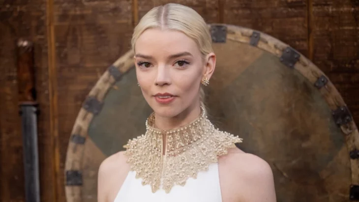 Anya Taylor Joy luce un adorno grande dorado en el cuello lleva el cabello rubio recogido