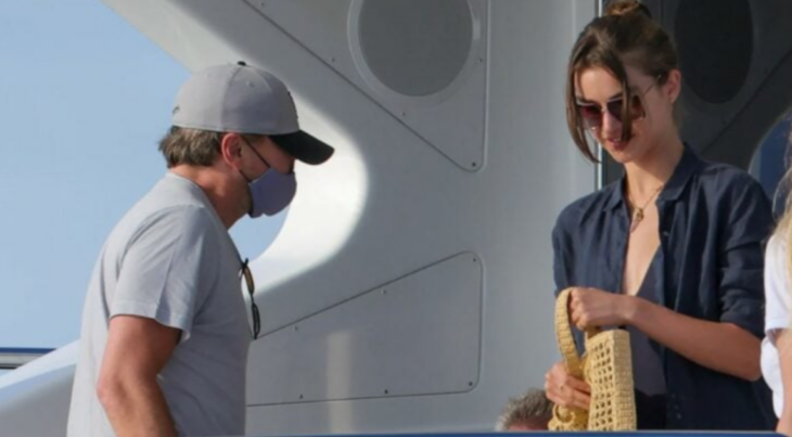 Leonardo DiCaprio captado abordo de un yate con la modelo Meghan Roche al actor lleva gorra y cubrebocas la modelo lleva lentes de sol