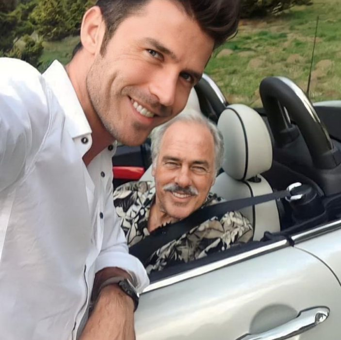Leonardo García se toma una selfie junto a su papá Andrés García mientras el veterano actor está al volante de un auto deportivo blanco convertible