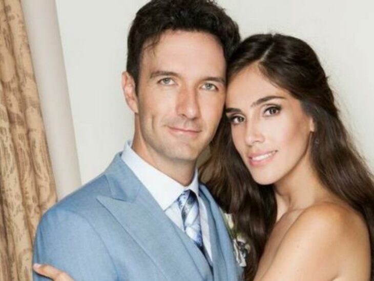 Sandra Echeverría y Leonardo de Lozanne posando muy juntitos con sus cabezas pegadas 