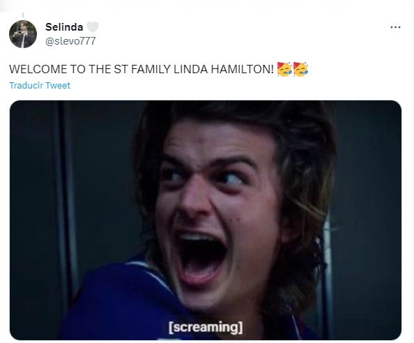 captura de pantalla de un meme sobre la integración de Linda Hamilton a Stranger Things 5 