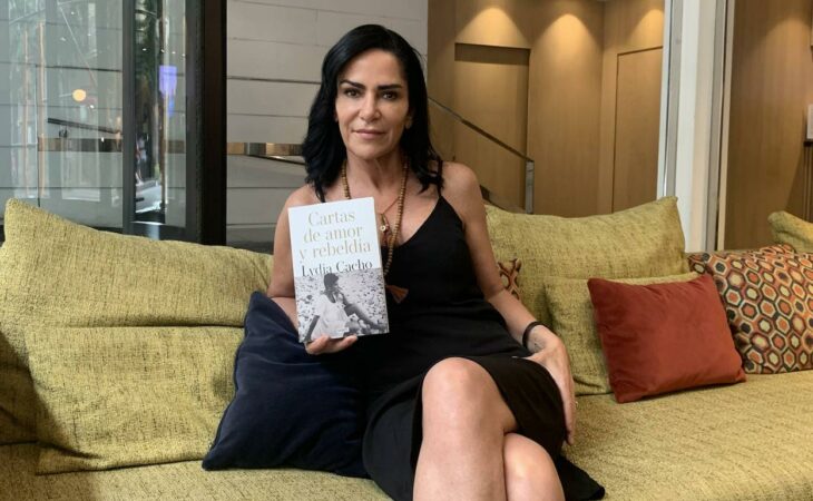 La autora y periodista Lydia Cacho posa con un libro en la mano 