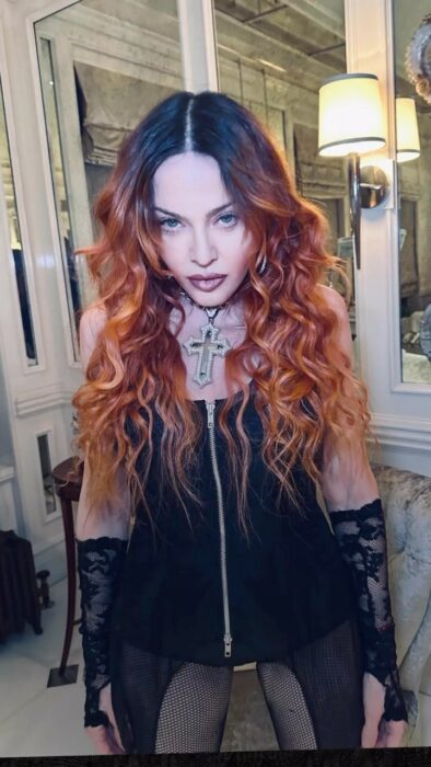Fotografía de Madonna posando en corset color negro 