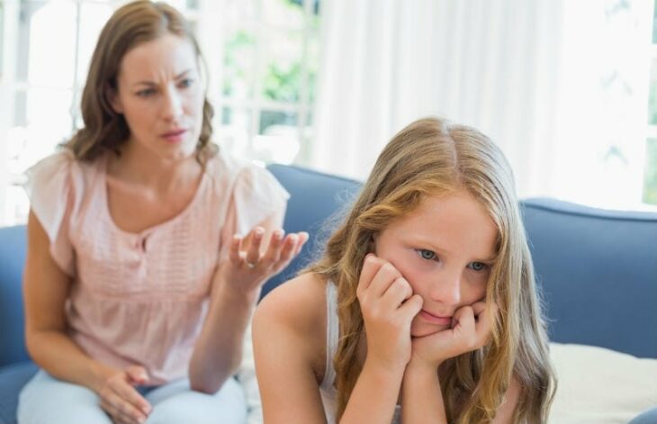 una madre reprende a su hija y la chica parece no querer escuchar 