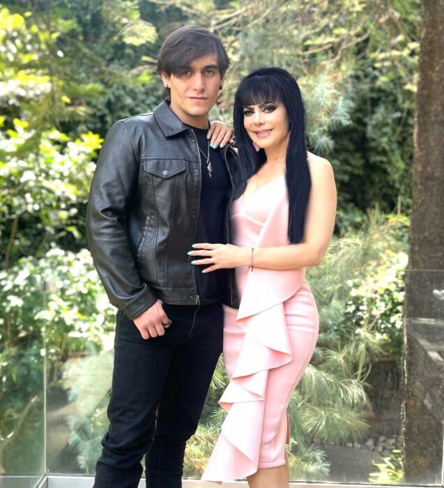 Fotografía en la que posan Maribel Guardia y su hijo Julián Figueroa 