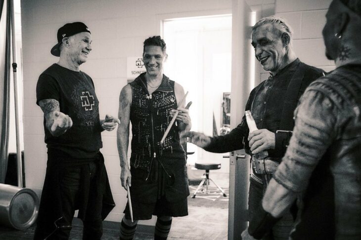 Fotografía en blanco y negro de los integrantes de la banda de Rammstein