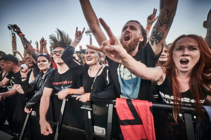 Fanáticos de la banda Rammstein en un concierto de la banda alemana 