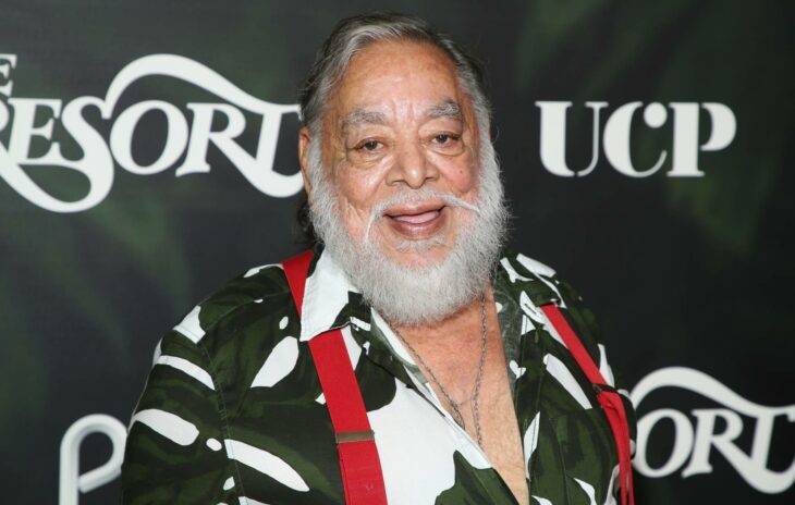 Fotografía del actor Sergio Calderón posando en una alfombra roja 