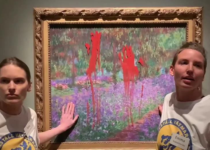 Mujeres arrojan pintura a una obra de Monet como protesta en Suecia