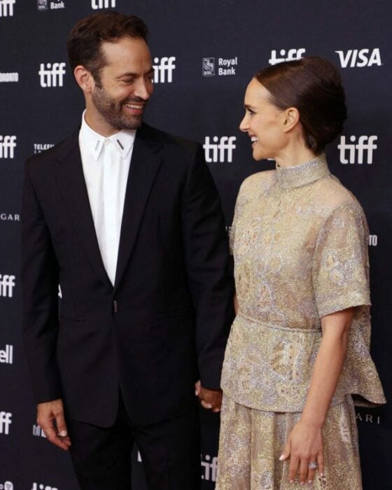 Natalie Portman posando al lado de su esposo Benjamin Millepied 